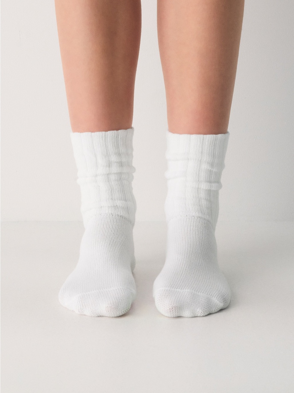 Aritzia Women's Best-Ever Slouchy Ankle & Crew Socks - Picture 2 of 10